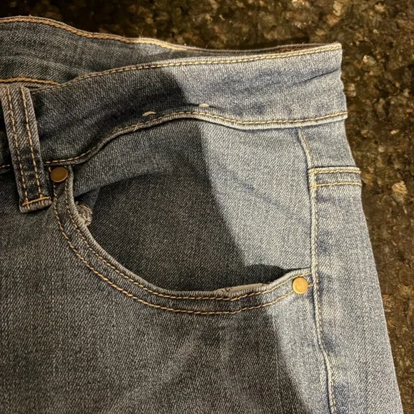 D. Jeans Women's Classic Blue Jeans. B16 - Picture 2 of 3